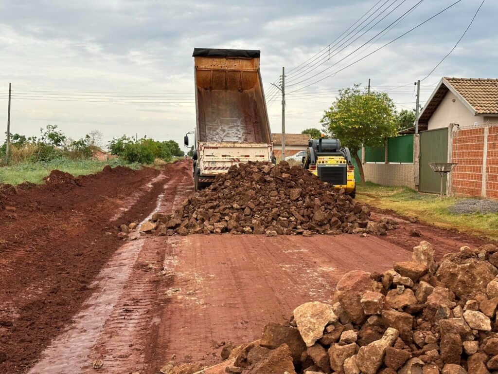 Prefeitura de Nova Alvorada do Sul Realiza Mutirão de Patrolamento e Cascalhamento no Bairro Maria de Lourdes