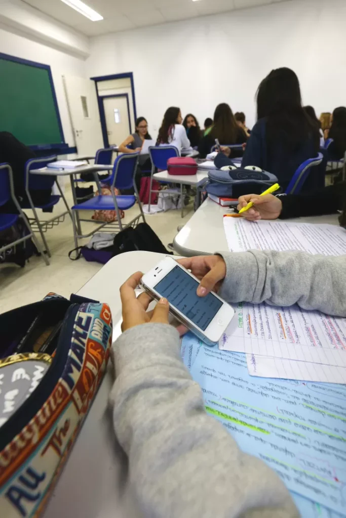 Proibição de celulares em escolas é aprovada no Senado; veja o que muda