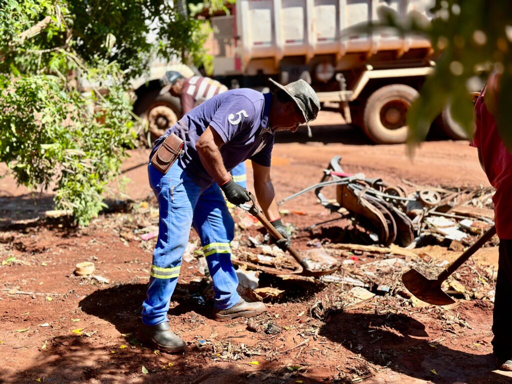 Prefeitura intensifica retirada de entulhos no bairro Jaime Medeiros em Nova Alvorada do Sul