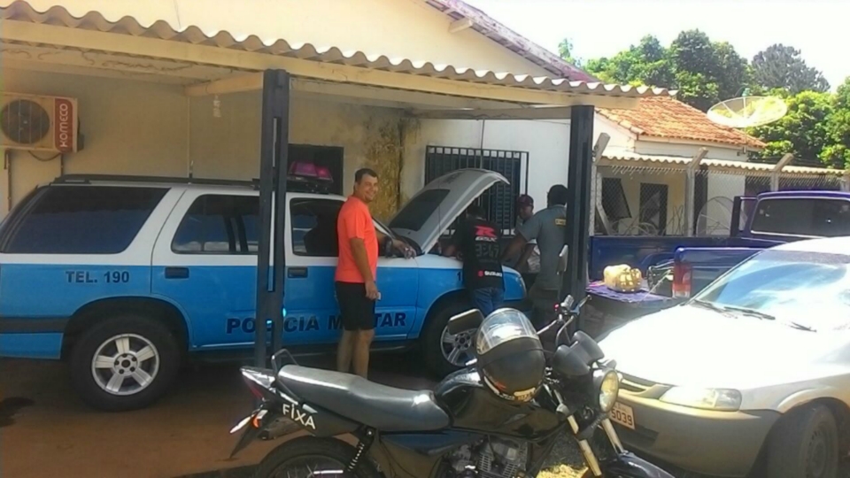 Comunidade se mobiliza e faz consertos em viatura da PM no distrito PANA Comunidade se mobiliza e faz consertos em viatura da PM no distrito PANA