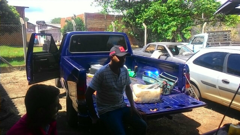 Comunidade se mobiliza e faz consertos em viatura da PM no distrito PANA Comunidade se mobiliza e faz consertos em viatura da PM no distrito PANA