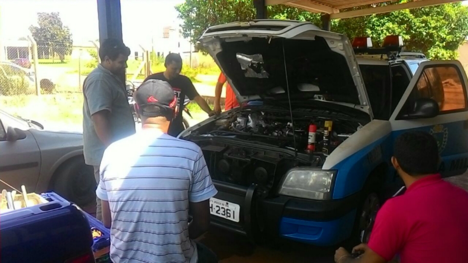 Comunidade se mobiliza e faz consertos em viatura da PM no distrito PANA Comunidade se mobiliza e faz consertos em viatura da PM no distrito PANA