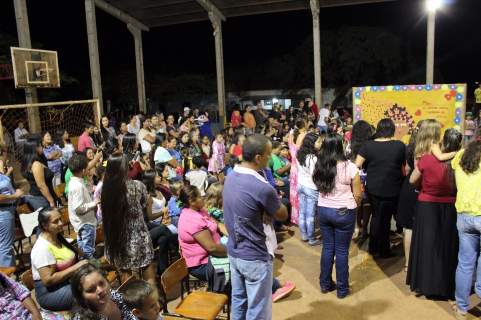 Escola Municipal do Distrito Pana realiza uma linda festa em homenagem as mães