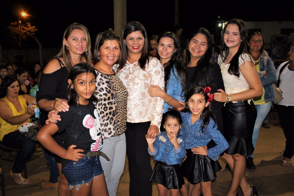 Escola Municipal do Distrito Pana realiza uma linda festa em homenagem as mães