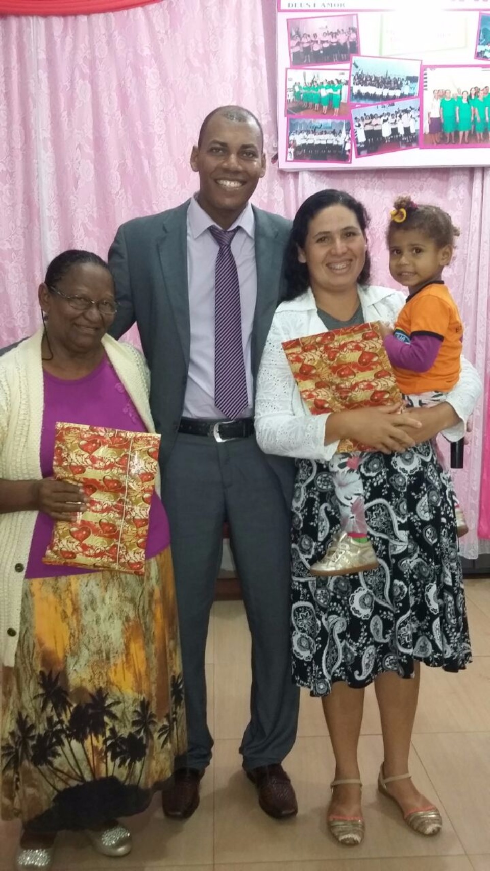 Igreja Pentecostal Deus é Amor comemora dia das Mães com Culto de Louvor