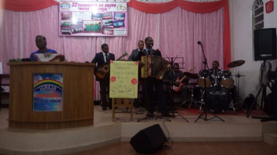 Igreja Pentecostal Deus é Amor comemora dia das Mães com Culto de Louvor