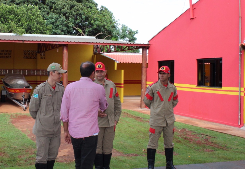 Comandante geral do Corpo do de Bombeiros do MS e Prefeito Arlei Barbosa visitam a unidade do Bombeiros em Nova Alvorada do Sul