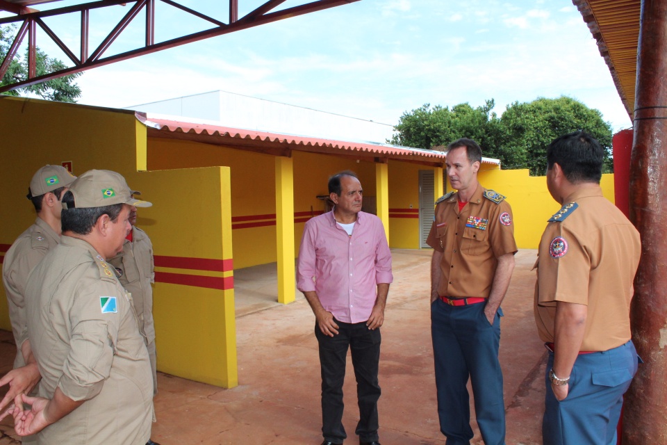 Comandante geral do Corpo do de Bombeiros do MS e Prefeito Arlei Barbosa visitam a unidade do Bombeiros em Nova Alvorada do Sul