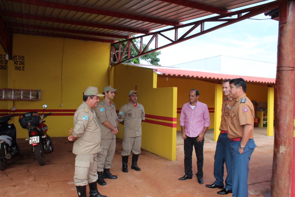 Comandante geral do Corpo do de Bombeiros do MS e Prefeito Arlei Barbosa visitam a unidade do Bombeiros em Nova Alvorada do Sul