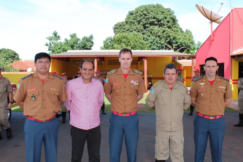 Comandante geral do Corpo do de Bombeiros do MS e Prefeito Arlei Barbosa visitam a unidade do Bombeiros em Nova Alvorada do Sul
