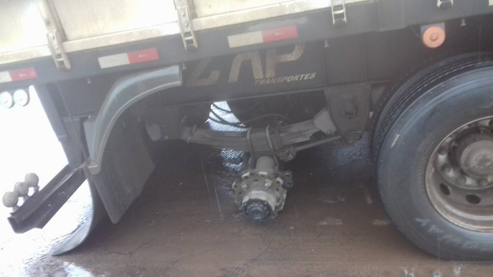 Eixo de carreta quebra e provoca acidente em Nova Alvorada do Sul Eixo de carreta quebra e provoca acidente em Nova Alvorada do Sul