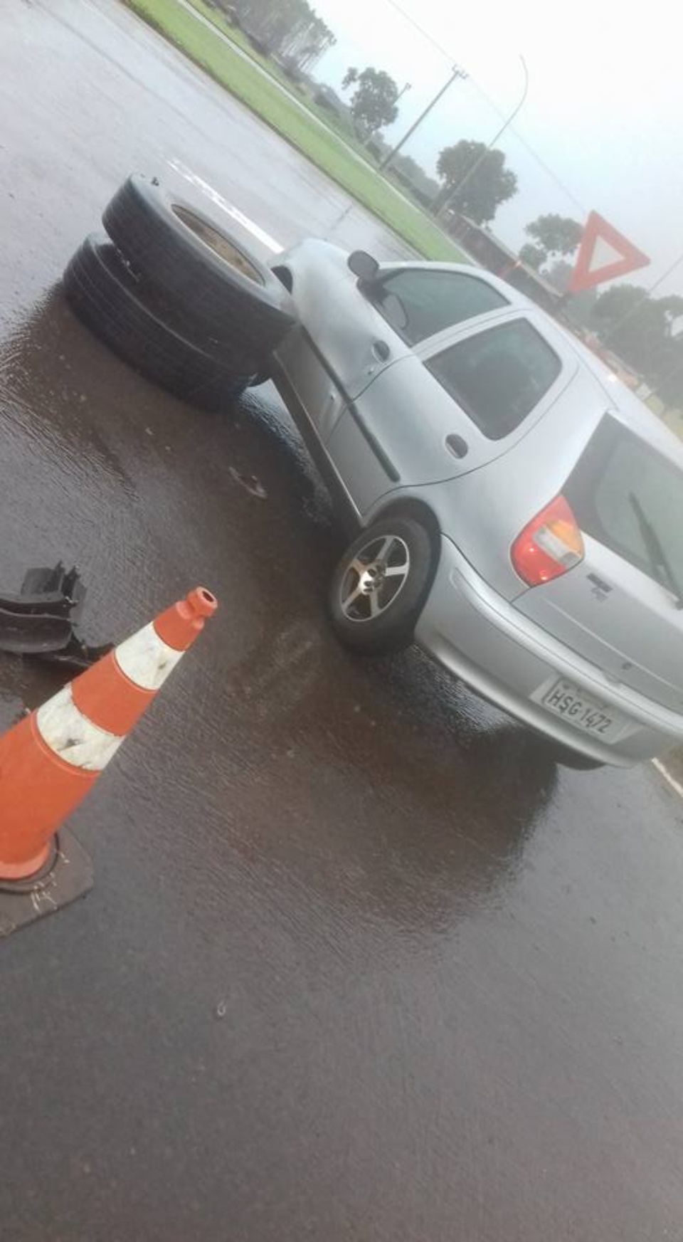 Eixo de carreta quebra e provoca acidente em Nova Alvorada do Sul Eixo de carreta quebra e provoca acidente em Nova Alvorada do Sul