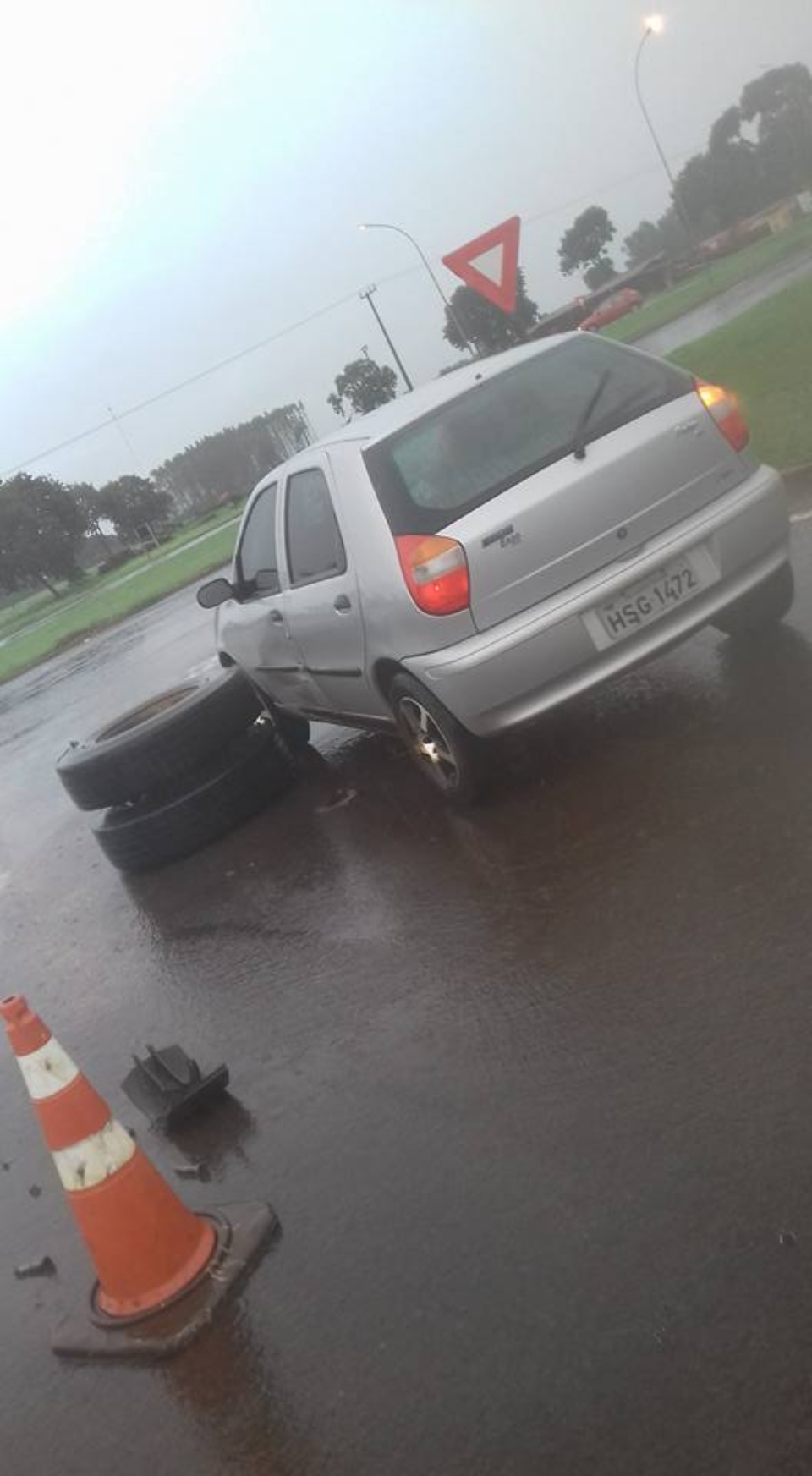 Eixo de carreta quebra e provoca acidente em Nova Alvorada do Sul Eixo de carreta quebra e provoca acidente em Nova Alvorada do Sul