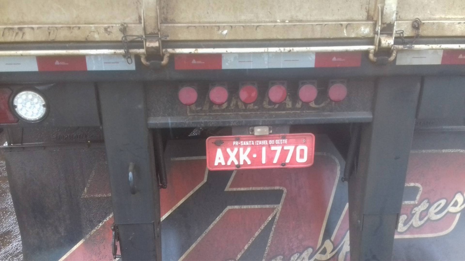 Eixo de carreta quebra e provoca acidente em Nova Alvorada do Sul Eixo de carreta quebra e provoca acidente em Nova Alvorada do Sul