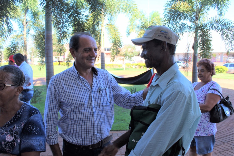Prefeito Arlei Barbosa assina contrato com produtores da agricultura familiar de até R$ 342.092,50 Prefeito Arlei Barbosa assina contrato com produtores da agricultura familiar de até R$ 342.092,50