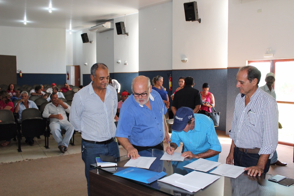 Prefeito Arlei Barbosa assina contrato com produtores da agricultura familiar de até R$ 342.092,50 Prefeito Arlei Barbosa assina contrato com produtores da agricultura familiar de até R$ 342.092,50