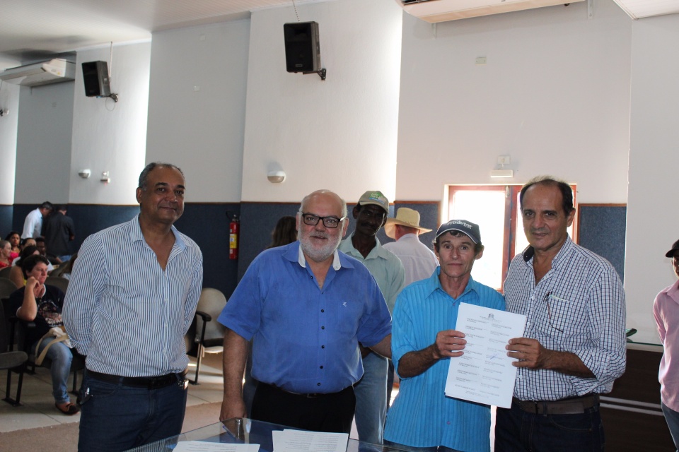 Prefeito Arlei Barbosa assina contrato com produtores da agricultura familiar de até R$ 342.092,50 Prefeito Arlei Barbosa assina contrato com produtores da agricultura familiar de até R$ 342.092,50