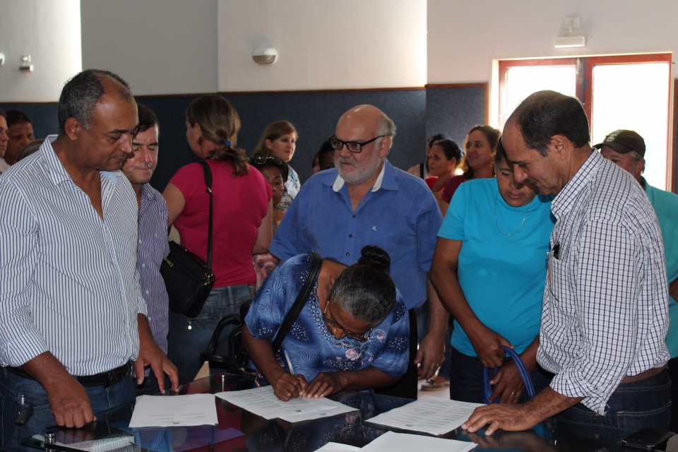 Prefeito Arlei Barbosa assina contrato com produtores da agricultura familiar de até R$ 342.092,50 Prefeito Arlei Barbosa assina contrato com produtores da agricultura familiar de até R$ 342.092,50