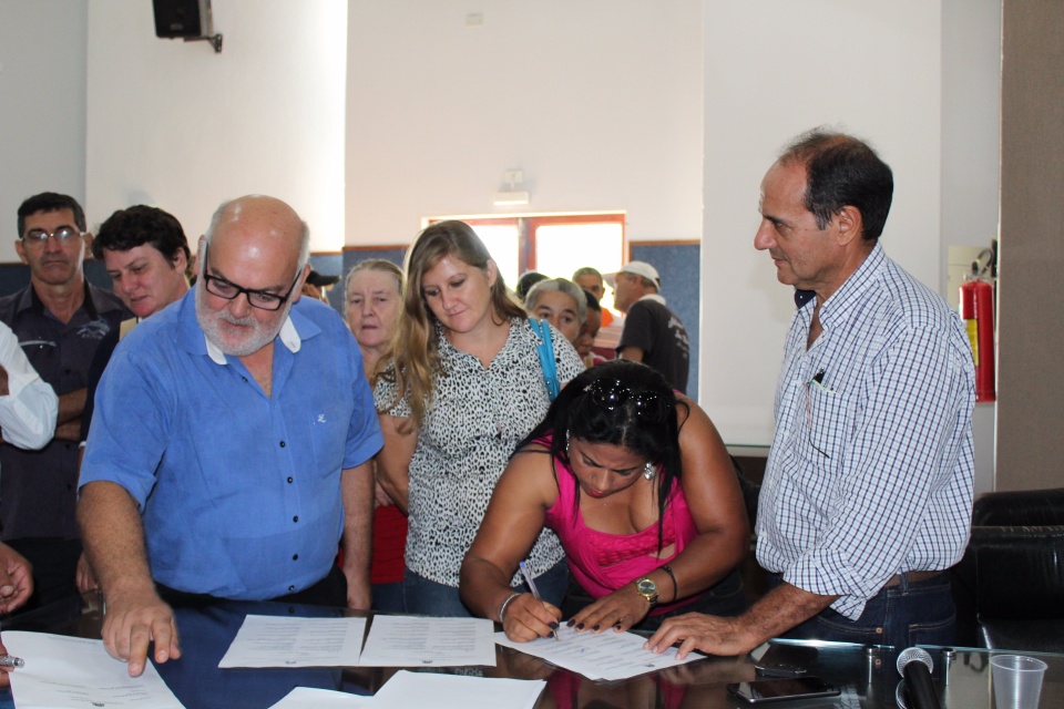 Prefeito Arlei Barbosa assina contrato com produtores da agricultura familiar de até R$ 342.092,50 Prefeito Arlei Barbosa assina contrato com produtores da agricultura familiar de até R$ 342.092,50