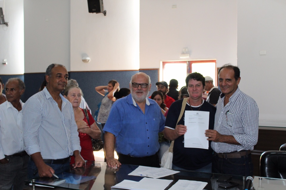 Prefeito Arlei Barbosa assina contrato com produtores da agricultura familiar de até R$ 342.092,50 Prefeito Arlei Barbosa assina contrato com produtores da agricultura familiar de até R$ 342.092,50