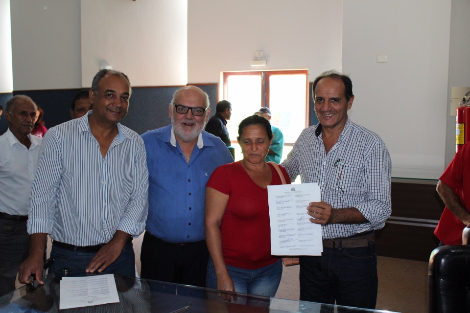 Prefeito Arlei Barbosa assina contrato com produtores da agricultura familiar de até R$ 342.092,50 Prefeito Arlei Barbosa assina contrato com produtores da agricultura familiar de até R$ 342.092,50