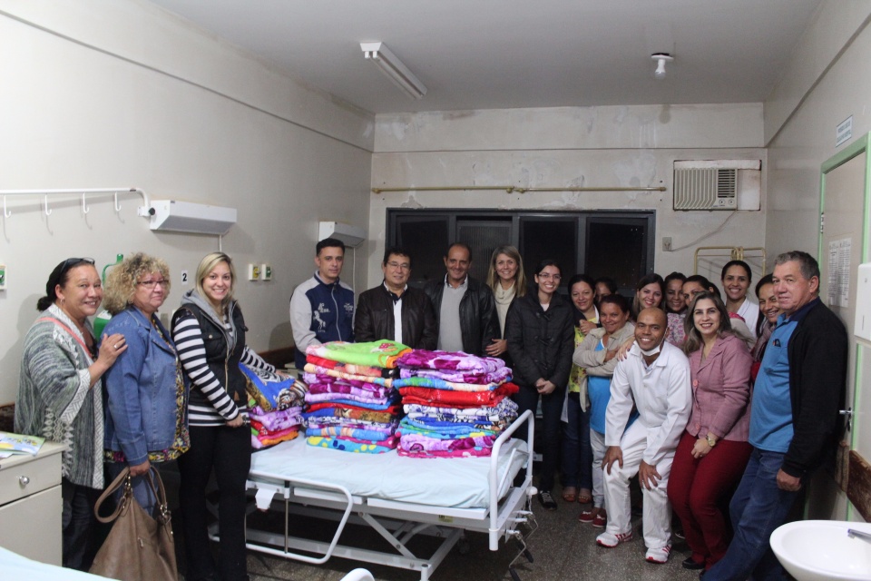 Primeira-dama Danielle Mendes, entrega cobertores adquiridos com a renda da Feijoada Solidária