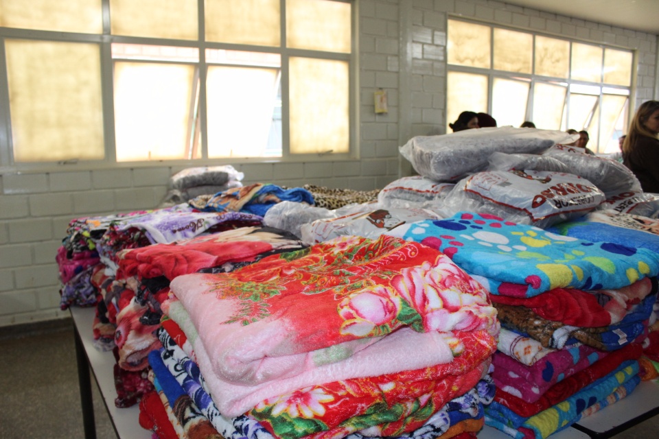 Primeira-dama Danielle Mendes, entrega cobertores adquiridos com a renda da Feijoada Solidária