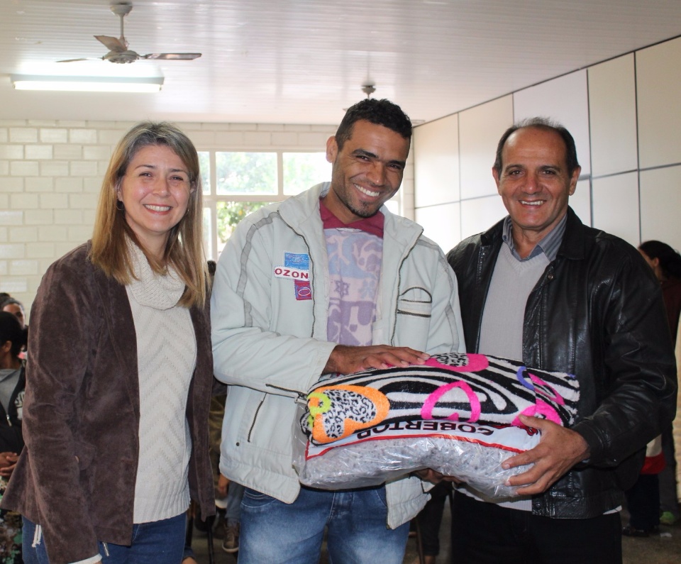 Primeira-dama Danielle Mendes, entrega cobertores adquiridos com a renda da Feijoada Solidária