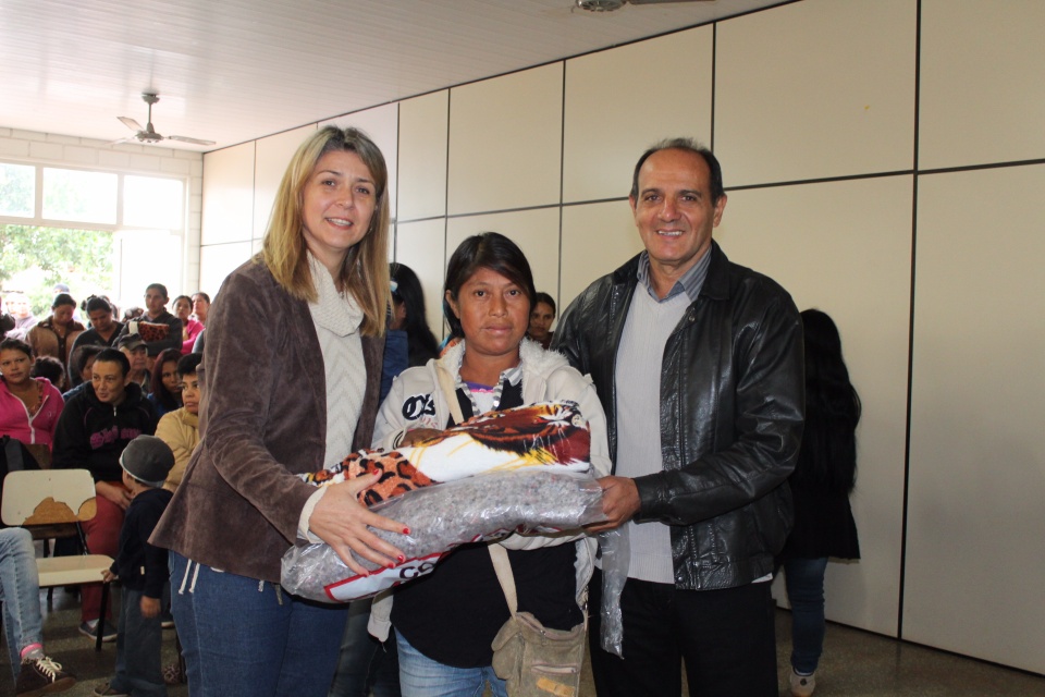 Primeira-dama Danielle Mendes, entrega cobertores adquiridos com a renda da Feijoada Solidária
