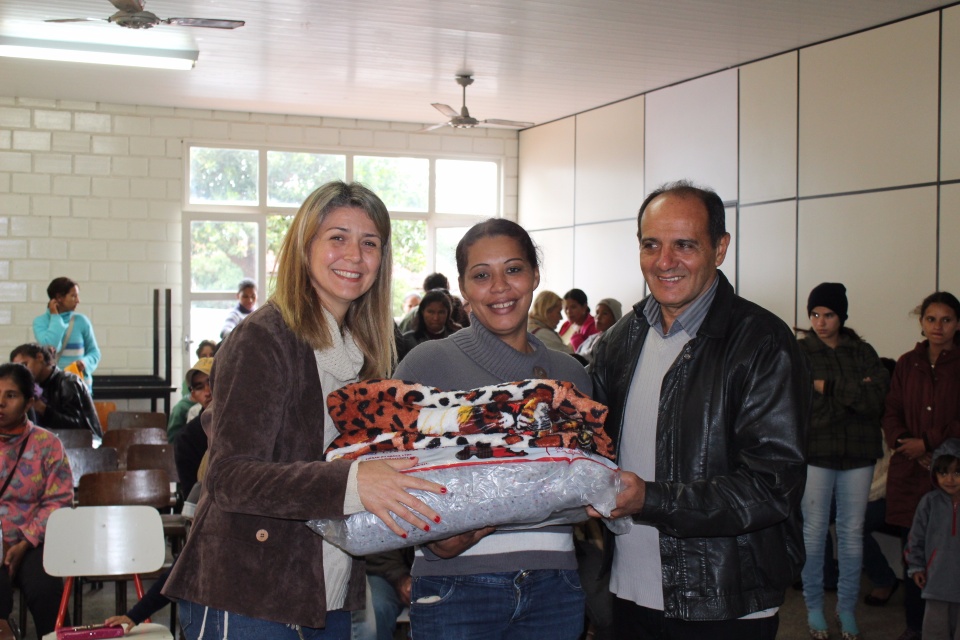 Primeira-dama Danielle Mendes, entrega cobertores adquiridos com a renda da Feijoada Solidária
