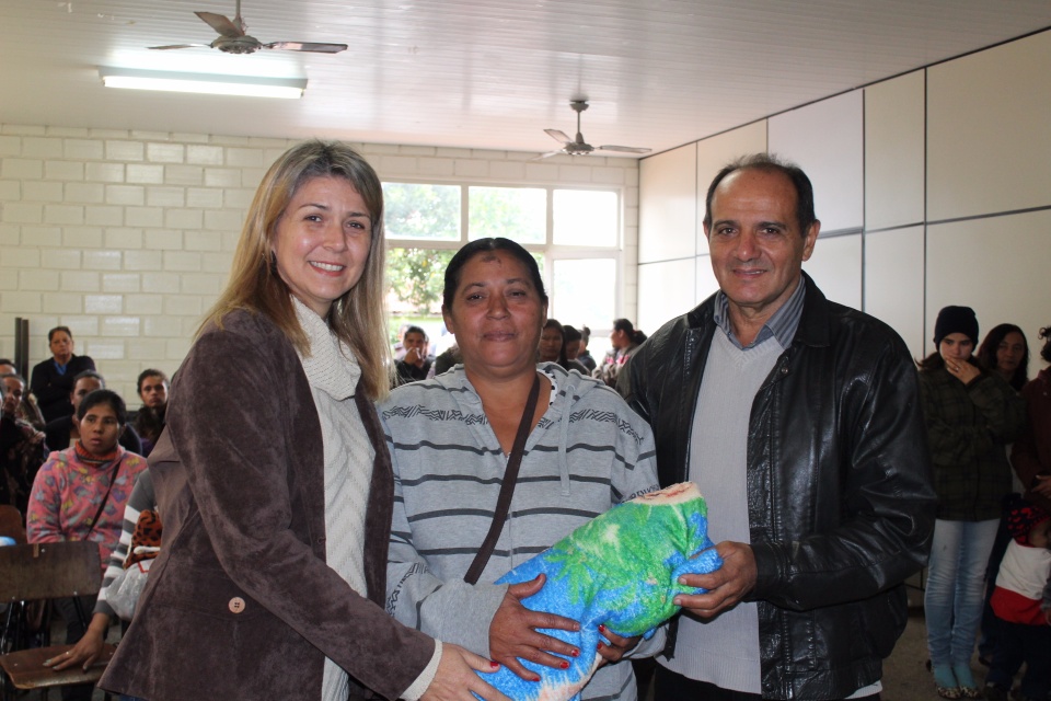 Primeira-dama Danielle Mendes, entrega cobertores adquiridos com a renda da Feijoada Solidária