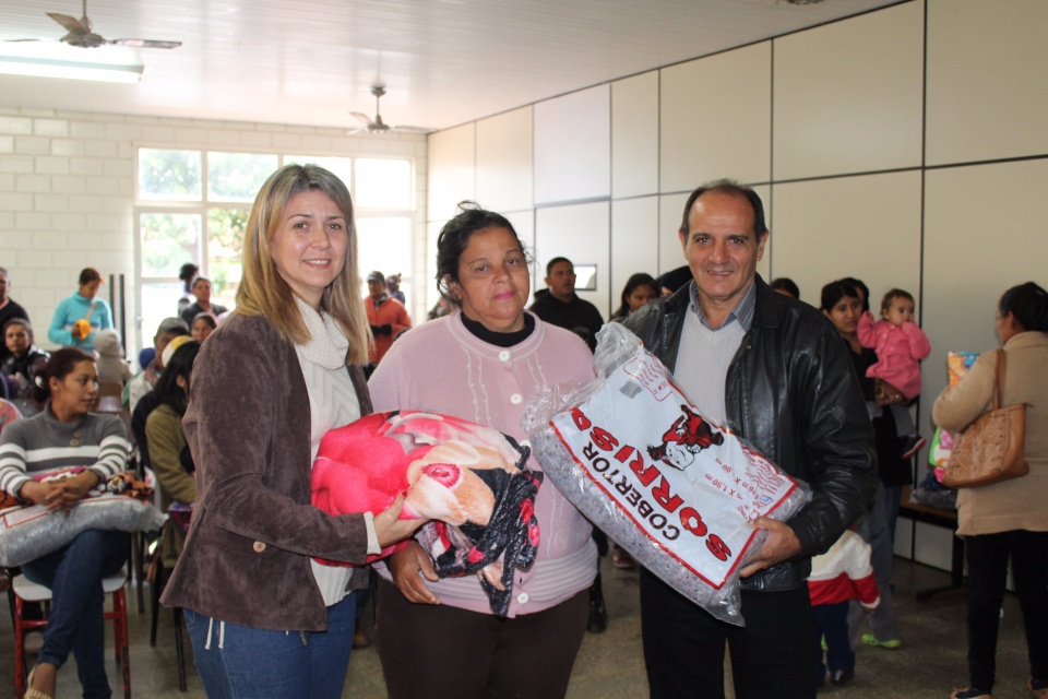 Primeira-dama Danielle Mendes, entrega cobertores adquiridos com a renda da Feijoada Solidária