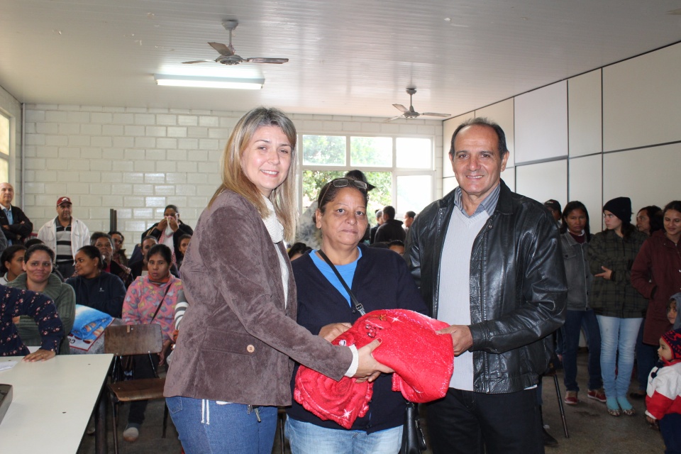 Primeira-dama Danielle Mendes, entrega cobertores adquiridos com a renda da Feijoada Solidária