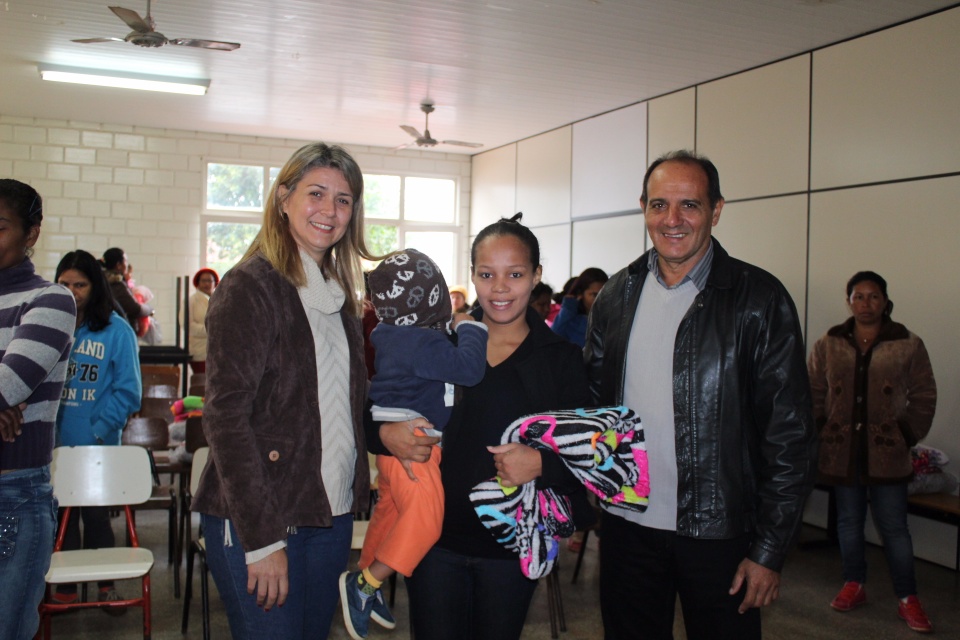 Primeira-dama Danielle Mendes, entrega cobertores adquiridos com a renda da Feijoada Solidária