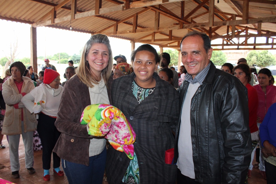 Primeira-dama Danielle Mendes, entrega cobertores adquiridos com a renda da Feijoada Solidária