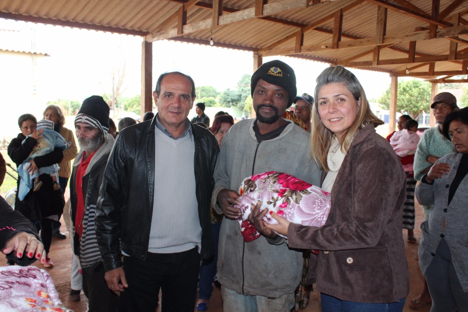 Primeira-dama Danielle Mendes, entrega cobertores adquiridos com a renda da Feijoada Solidária