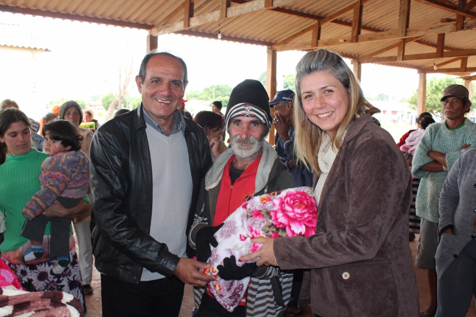 Primeira-dama Danielle Mendes, entrega cobertores adquiridos com a renda da Feijoada Solidária