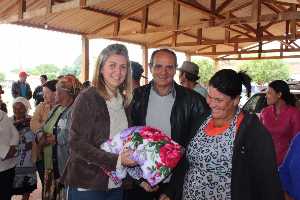 Primeira-dama Danielle Mendes, entrega cobertores adquiridos com a renda da Feijoada Solidária
