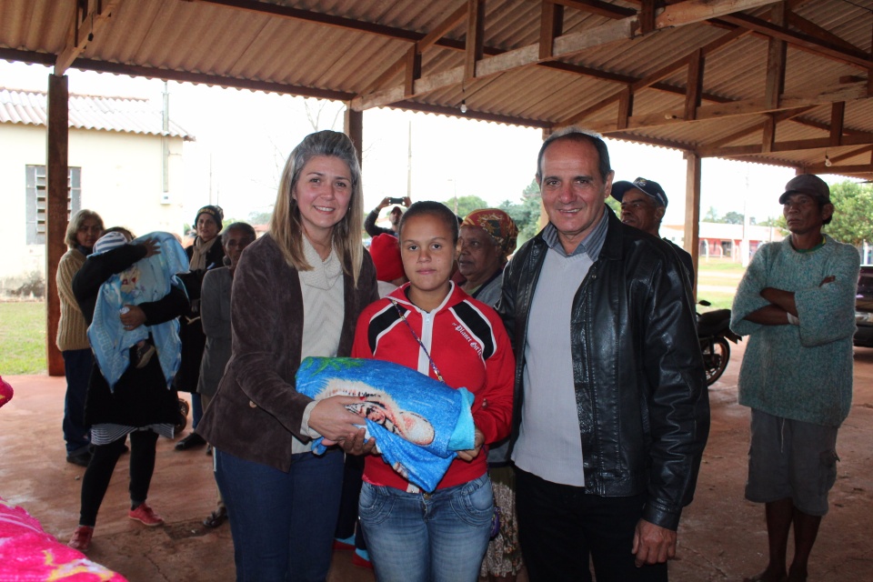 Primeira-dama Danielle Mendes, entrega cobertores adquiridos com a renda da Feijoada Solidária