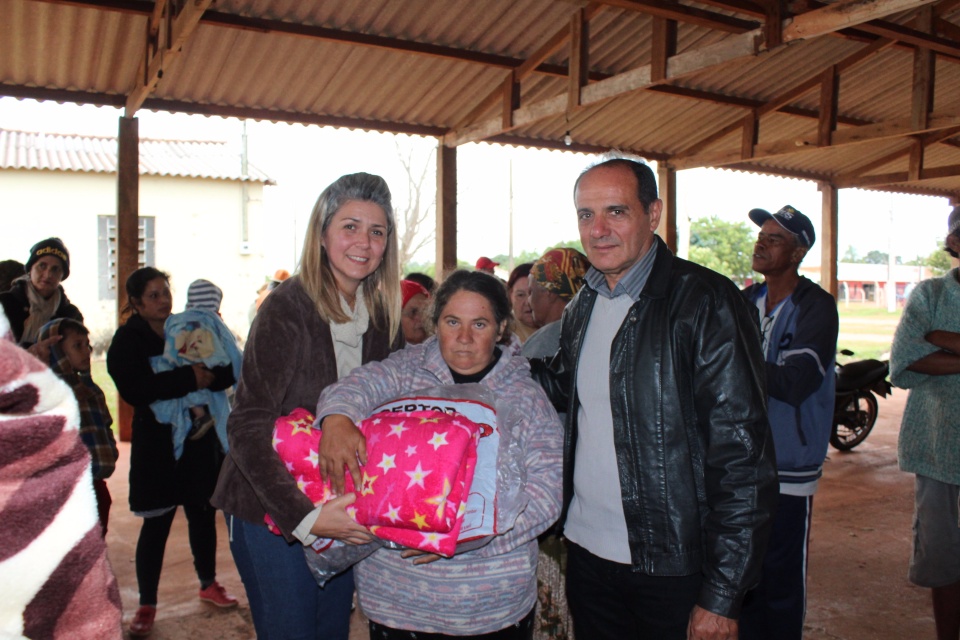 Primeira-dama Danielle Mendes, entrega cobertores adquiridos com a renda da Feijoada Solidária