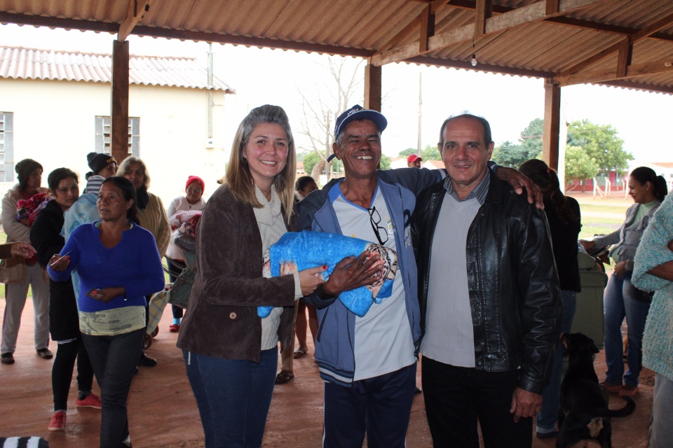 Primeira-dama Danielle Mendes, entrega cobertores adquiridos com a renda da Feijoada Solidária