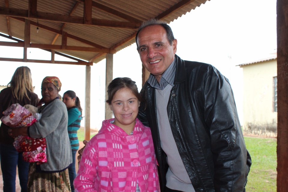 Primeira-dama Danielle Mendes, entrega cobertores adquiridos com a renda da Feijoada Solidária