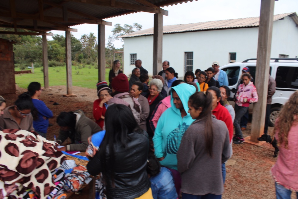 Primeira-dama Danielle Mendes, entrega cobertores adquiridos com a renda da Feijoada Solidária