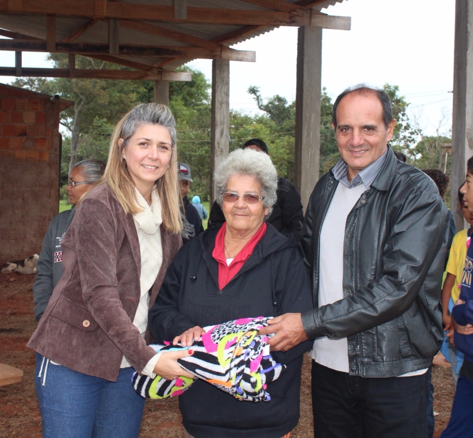 Primeira-dama Danielle Mendes, entrega cobertores adquiridos com a renda da Feijoada Solidária