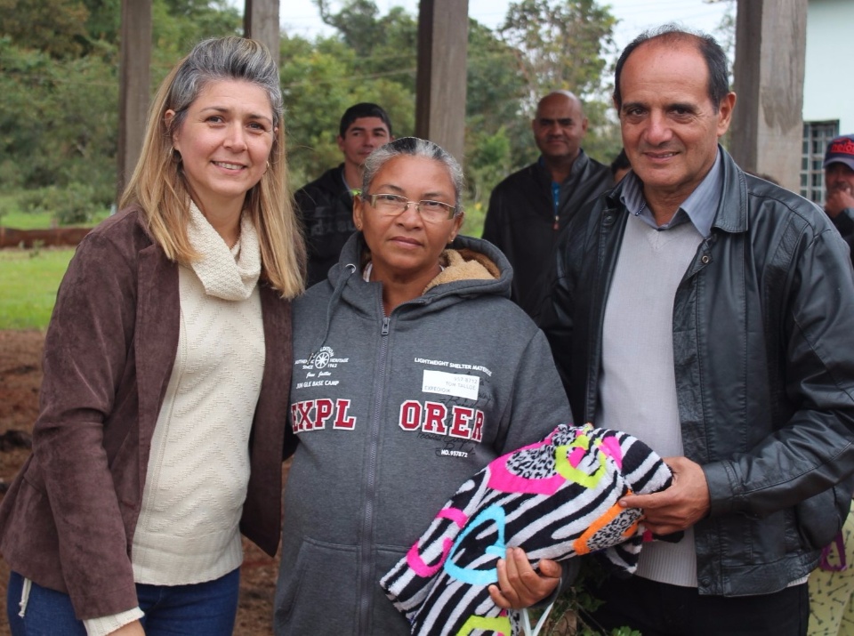 Primeira-dama Danielle Mendes, entrega cobertores adquiridos com a renda da Feijoada Solidária