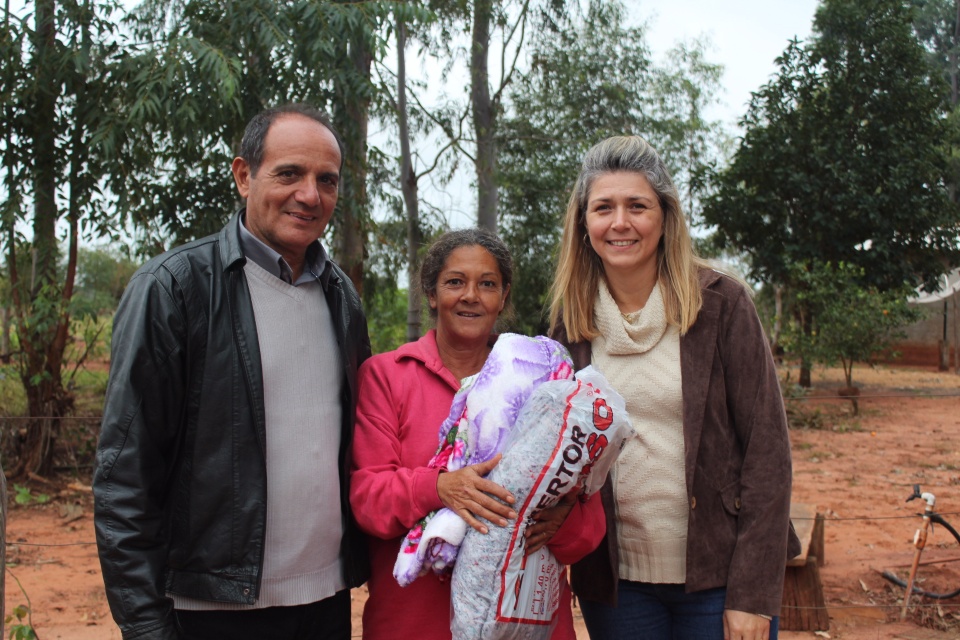 Primeira-dama Danielle Mendes, entrega cobertores adquiridos com a renda da Feijoada Solidária