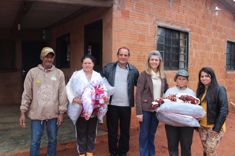 Primeira-dama Danielle Mendes, entrega cobertores adquiridos com a renda da Feijoada Solidária