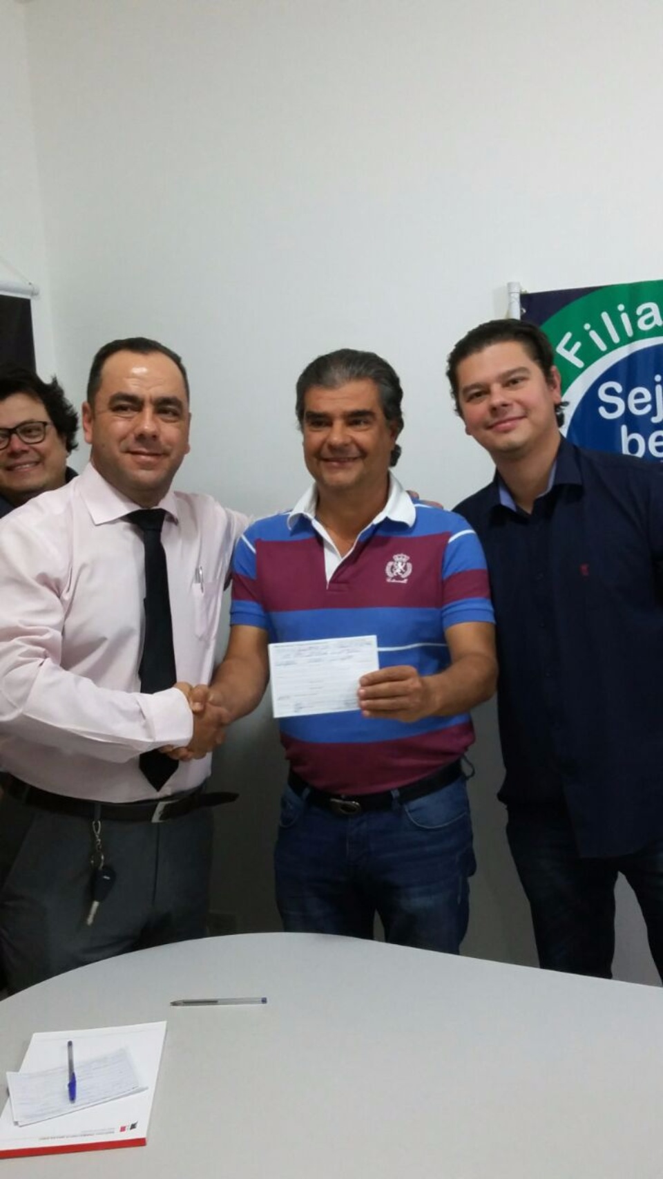 Nelson Trad Filho abona ficha de novos filiados e apresenta o representante do PTB Afro em MS