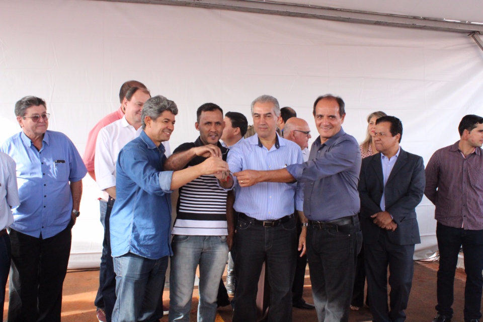 Prefeito Arlei recebe governador Reinaldo Azambuja e garante implantação do primeiro Colégio do Corpo de Bombeiros Militar do MS Prefeito Arlei recebe governador Reinaldo Azambuja e garante implantação do primeiro Colégio do Corpo de Bombeiros Militar do MS