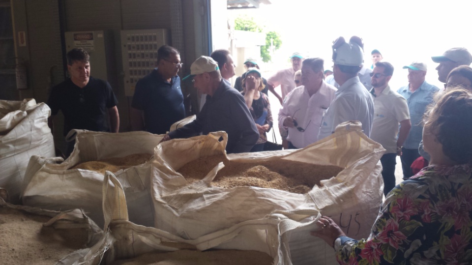 Agricultores de Nova Alvorada do Sul, visita fábrica da Cooperalfa em Chapecó-SC